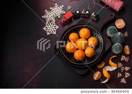 Beautiful Christmas decorations with holiday toys, clementines and gingerbread 96466409