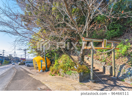 [Kyushu/Isahaya] The mandarin orange bus stop on Tokimeki Fruit Street and the torii gate of Kotohira-gu Shrine. 96466511