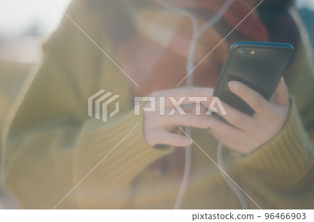 一位年輕女子站在河床上聽音樂的照片 一位年輕女子站在河床上聽音樂的照片 96466903