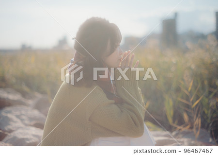 一位年輕女子站在河床上聽音樂的照片 96467467