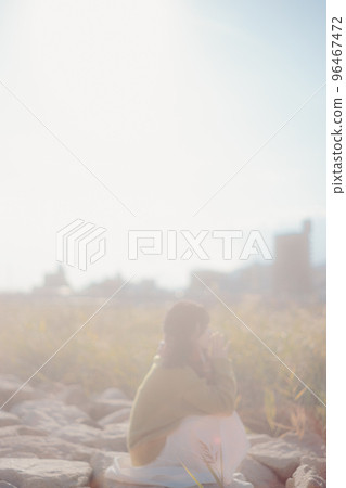 一位年輕女子站在河床上聽音樂的照片 96467472