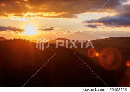 從城倉橋（青森縣青森市）看到的多雲黃昏和磐木山 96468518