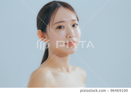 Basic beauty of young women 96469100