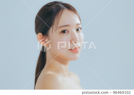 Basic beauty of young women 96469102