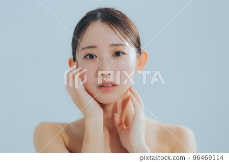 Basic beauty of young women 96469114