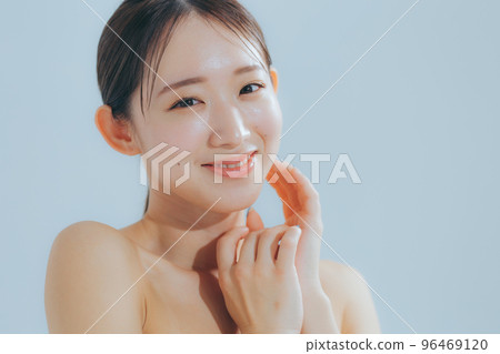 Basic beauty of young women 96469120