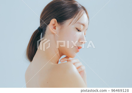 Basic beauty of young women 96469128