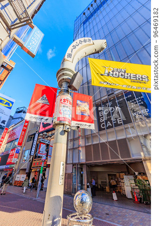 東京澀谷站前的街道、Centre Gai的入口和排隊的隊伍 東京澀谷站前的街道、Centre Gai的入口和排隊的隊伍 96469182