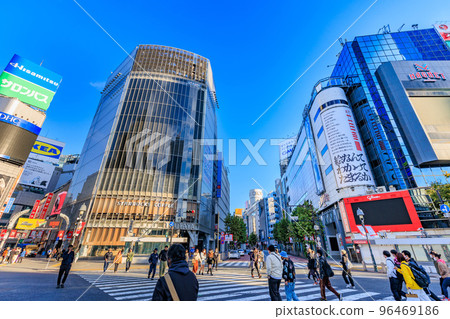 Streets in front of Shibuya Station in Tokyo Scramble Crossing 96469186