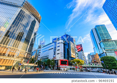 Streets in front of Shibuya Station in Tokyo Scramble Crossing 96469191