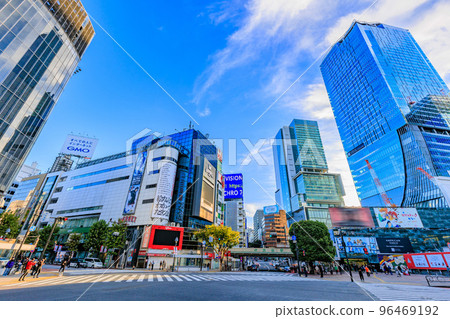 Streets in front of Shibuya Station in Tokyo Scramble Crossing 96469192