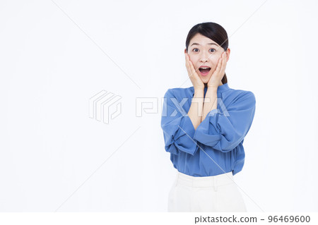 一個三十多歲的女商人,微笑著驚訝 一個三十多歲的女商人,微笑著驚訝 96469600