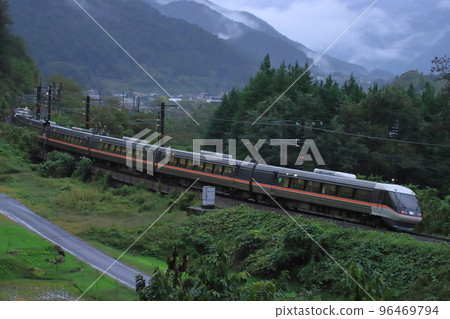 383系列的特快Wide View Shinano傾斜著身體，沿著霧濛濛的木曾路飛馳而過_拍攝於2022年10月7日 96469794