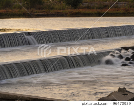 清晨河流自然淨化設施的風景 96470929
