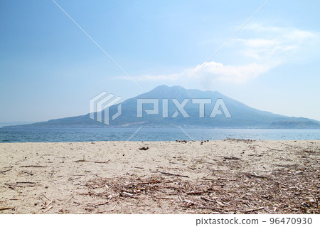 越過沙灘的櫻島 96470930