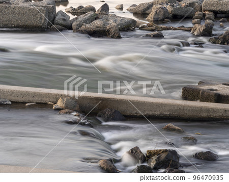 清晨河流自然淨化設施的風景 96470935