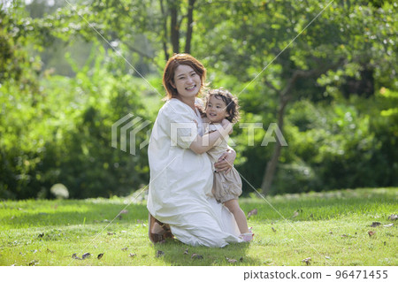 A pregnant mother and her two-year-old daughter A pregnant mother and her two-year-old daughter 96471455