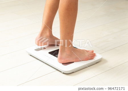 體重秤和腳 體重秤和腳 96472171