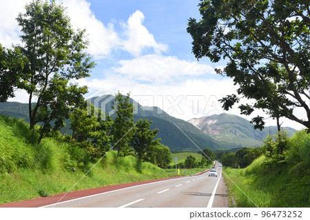 Refreshing early summer Yamanami Highway 96473252