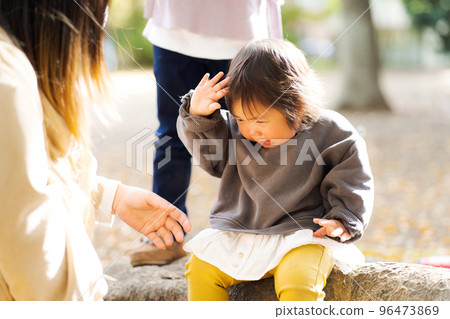 Baby crying 96473869