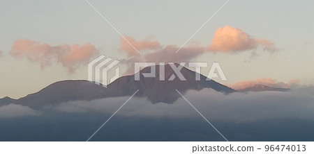 Countryside mountains 96474013