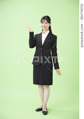 西裝的一個微笑的女商人 西裝的一個微笑的女商人 96474058