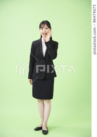 西裝的一個微笑的女商人 西裝的一個微笑的女商人 96474073