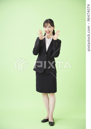 西裝的一個微笑的女商人 96474074