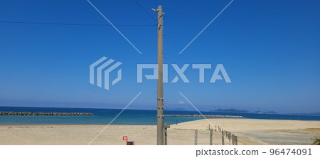 海洋和電線桿 96474091