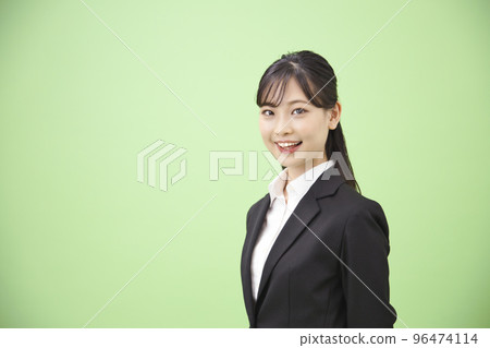 西裝的一個微笑的女商人 96474114
