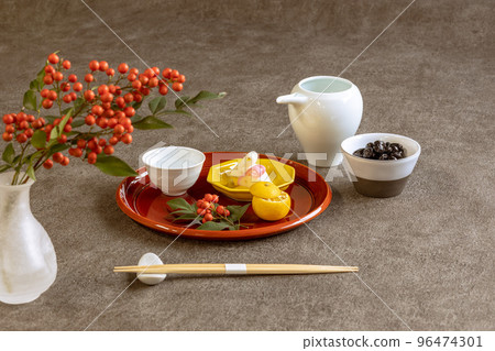 日本清酒和新年兔年的魚糕 96474301