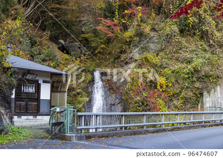 秋天的中里澤不動瀑布和草薙瀑布 / 埼玉縣秩父市 [秩父多摩甲殼國立公園] 96474607