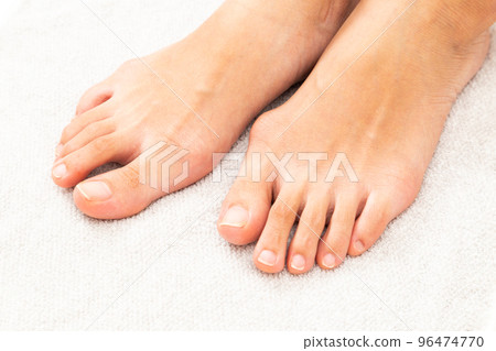 Women's feet Women's feet 96474770