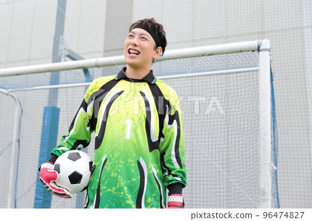 守門員男子接住足球 96474827