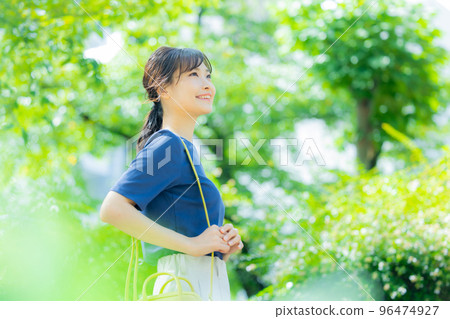 一個女人在戶外散步 一個女人在戶外散步 96474927