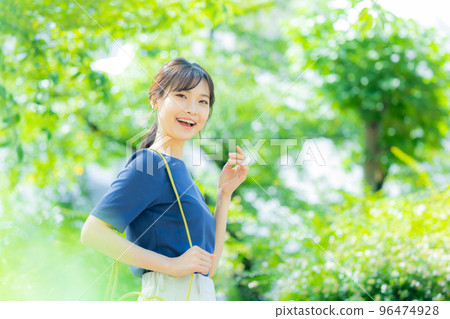 一個女人在戶外散步 96474928