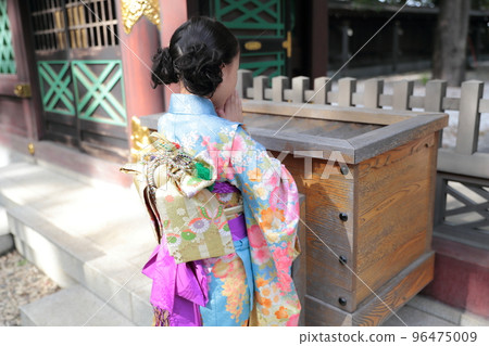 A 7-year-old girl visiting a shrine with Shichigosan 96475009