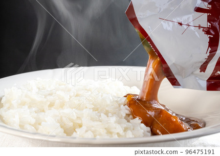 Pour retort curry over rice Pour retort curry over rice 96475191