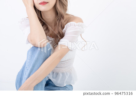 A woman who smiles while resting her chin A woman who smiles while resting her chin 96475316