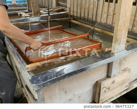 Making oval washi paper 96475327