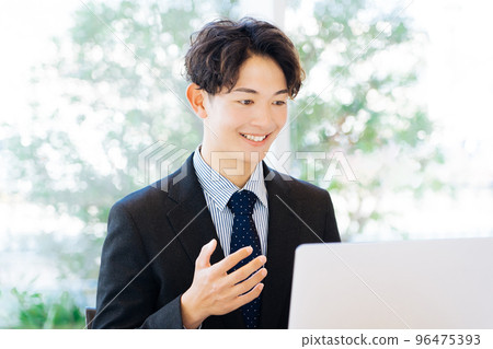 遠程工作的商人 96475393
