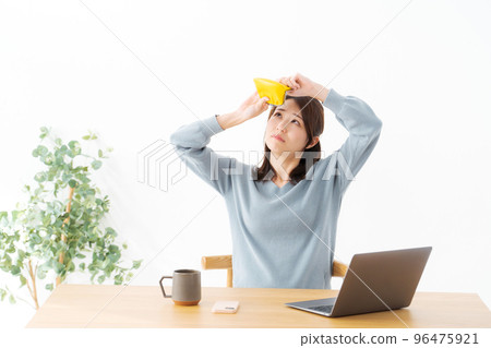 Woman holding a wallet White background 96475921
