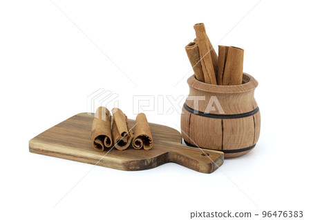 Cinnamon sticks isolated on white background Cinnamon sticks isolated on white background 96476383