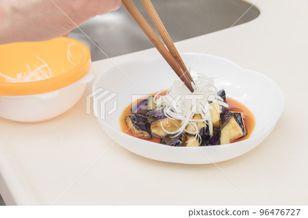 [Make eggplant deep-fried and seasoned with white-haired green onions] 96476727