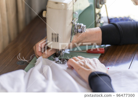 Sewing with a sewing machine 96477300