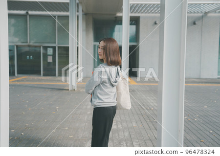 女大學生 大學生 學校通勤 96478324