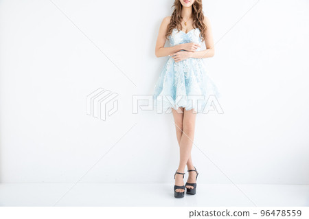 穿迷你裙的女人 穿迷你裙的女人 96478559