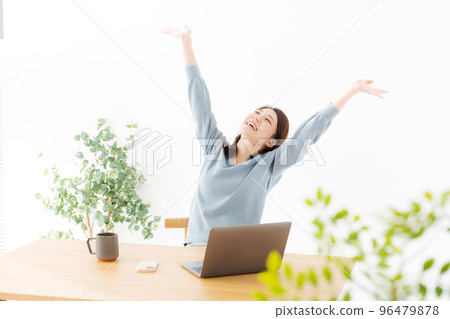 在家做工作的婦女 96479878