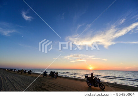 摩托車在沙灘上行駛的 Chirihama Nagisa 車道的秋天 96480004