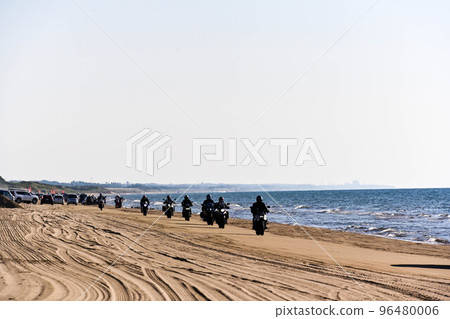 Autumn at Chirihama Nagisa Driveway where motorcycles run on the sandy beach 96480006